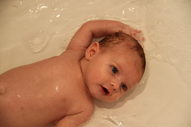 How to bath a newborn baby